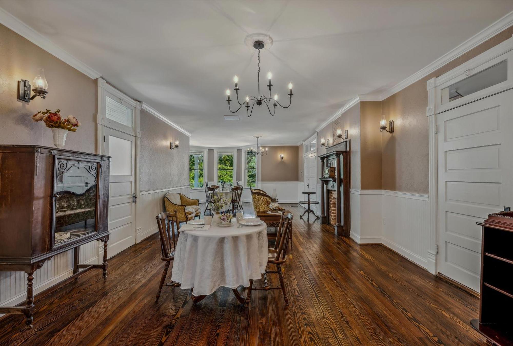 ברקלי ספרינגס The Grand Castalian Inn Bed And Breakfast מראה חיצוני תמונה