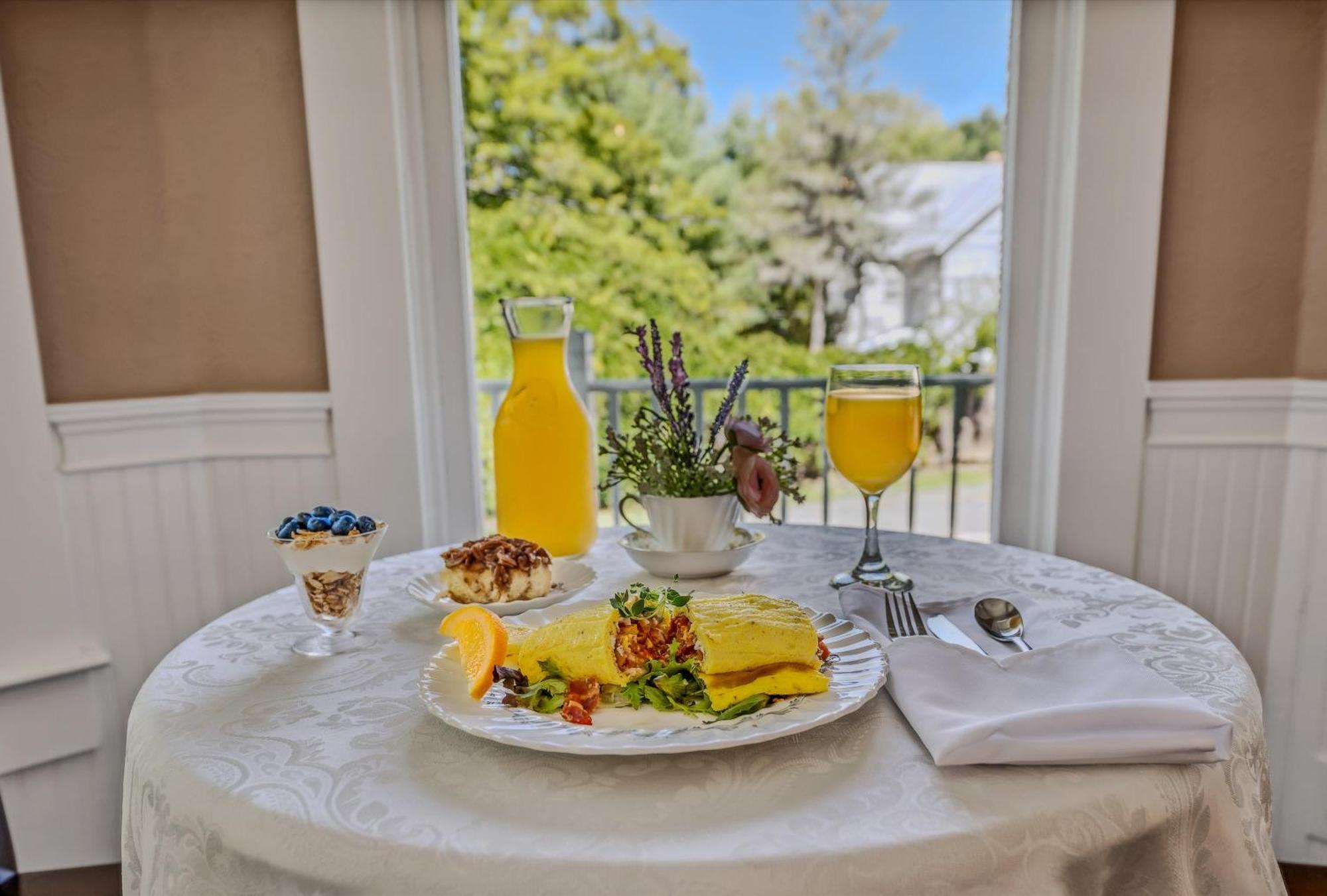 ברקלי ספרינגס The Grand Castalian Inn Bed And Breakfast מראה חיצוני תמונה